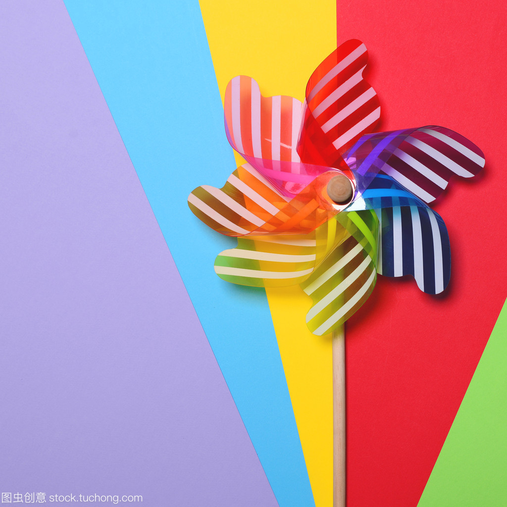 在柯式板材彩印背景-最小的设计上的五彩的风车